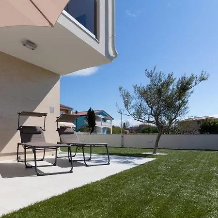 Vila Beachfront Reiterer V3 With Jacuzzi 30 Meters From The - Crowonder Luxury Rent *