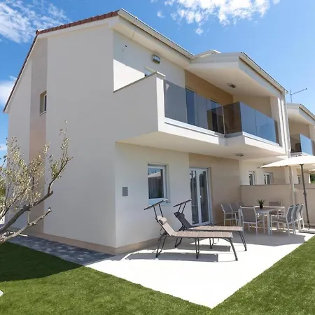 Vila Beachfront Reiterer V3 With Jacuzzi 30 Meters From The - Crowonder Luxury Rent