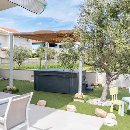 Beachfront Reiterer V3 With Jacuzzi 30 Meters From The - Crowonder Luxury Rent Villa